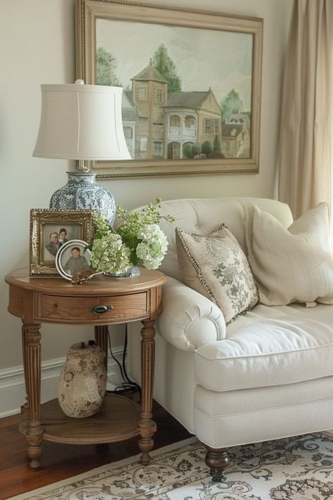 Southern Living Rooms, Decor Ideas For Apartments, Vintage Decor Ideas, Ideas For Apartments, Timeless Home, Cottage Living Rooms, Classic Home Decor, Shabby Chic Homes, Chic Home Decor