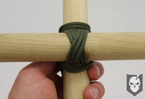 Today we continue our KOTW Lashing series with the Diagonal Lashing. The Diagonal Lashing is "diagonal" because it's used to bind poles that cross each Best Knots, Knots Guide, Decorative Knots, Paracord Knots, Knots Diy, Knots Tutorial, Rope Knots, Bamboo Crafts, Hiking Backpacking