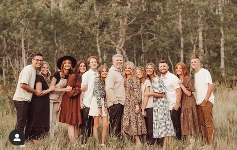 Large Family Picture Outfits For Fall, Extra Large Family Photos, Big Family Group Picture Ideas, Family Of 12 Photoshoot, 12 People Family Photos, Group Family Pictures Poses, Fall Large Family Pictures Outfits, Multi Generational Family Photo Outfits, Large Family Photos Fall