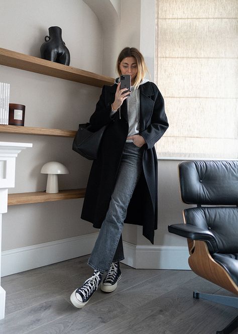 Chucks Outfit Women, Chuck 70 Outfit Woman, Chuck 70 Outfit, Gray Hoodie Outfit, All Star Outfit, Converse Noir, Black Coat Outfit, Converse Fits, Coat Outfit Casual