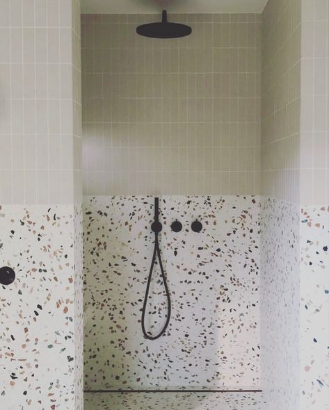 Terrazzo Floor Bathroom, Terrazzo Tile Bathroom, Taupe Bathroom Tile, Terrazzo Bathroom Design, Grey Terrazzo Floor, Bathroom Without Windows, Bathroom Terrazzo, Taupe Bathroom, Terrazzo Bathroom