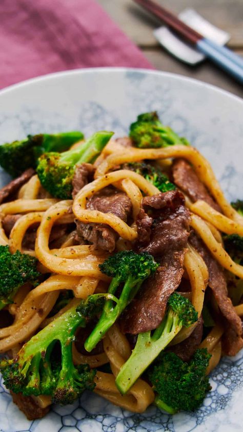 This plate of beef yaki udon features thick savory udon noodles stir-fried with tender beef and crunchy broccoli. Beef Yaki Udon, Yaki Udon Recipe, Beef Udon, Chicken Udon, Udon Stir Fry, Udon Noodles Recipe, Fried Udon, Udon Recipe, Yaki Udon