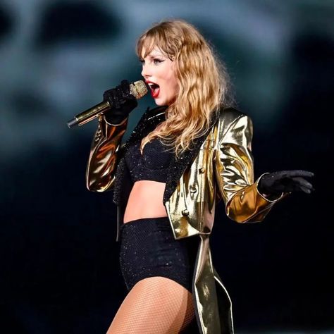 #LondonTSTheErasTour #TaylorSwiftErasTour #TaylorSwift #taylorswift Taylor Swift Ex, Photos Of Taylor Swift, Sparkly Outfits, Taylor Swift Cute, Gold Jacket, Grace Jones, Black Two Piece, London Tours, Taylor Swift Concert