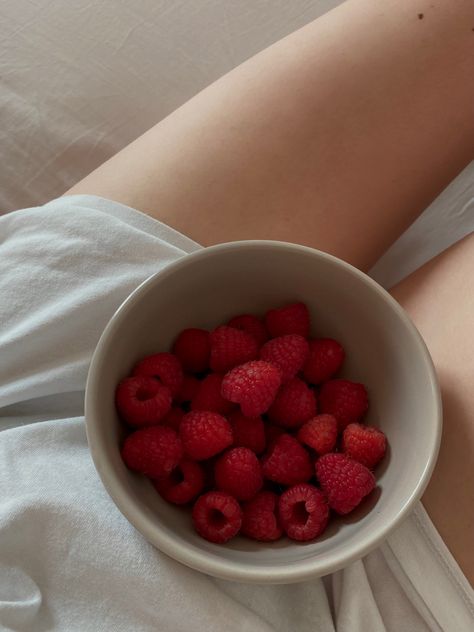 Berries Breakfast, 90k Followers, Morning Snack, Healthy Food Motivation, Healthy Lifestyle Food, Covered Strawberries, Food Is Fuel, Low Calorie Recipes, Cute Food