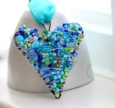 wire wrapped jewelry Ideas, Craft Ideas on wire wrapped jewelry Come Intrecciare, Wire Heart, Diy Heart, Bijoux Fil Aluminium, White Frames, Heart Symbol, Shape Crafts, Glass Garden, Beading Projects