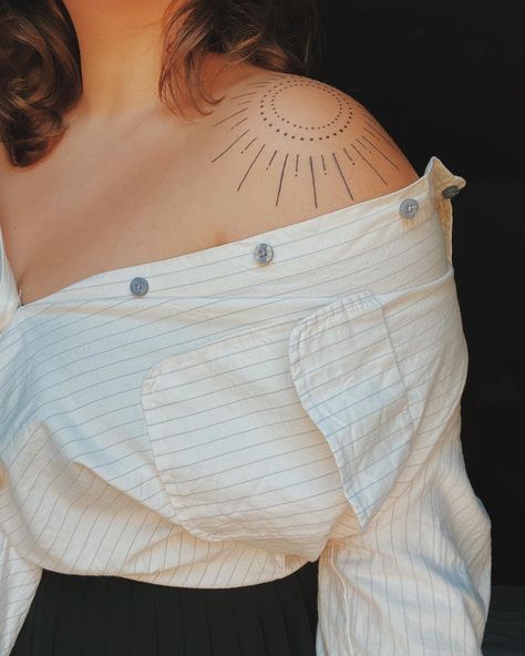 Shoulder Sun Tattoo, Tattoo Sonne, Sun Tattoo Designs, Tasteful Tattoos, Sun Tattoos, Leg Tattoos Women, Cute Tiny Tattoos, Shoulder Tattoos For Women, Sun Tattoo