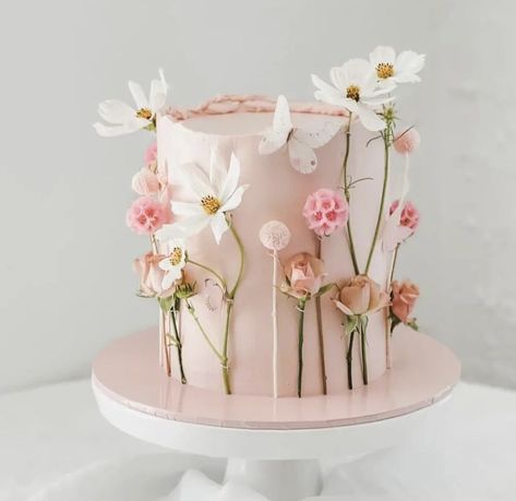 Edible Flowers Cake, Spring Wedding Cake, Baby Shower Cakes Girl, Birthday Cake With Flowers, Garden Cakes, Fresh Flower Cake, Butterfly Cakes, Baby Cakes, Pretty Birthday Cakes