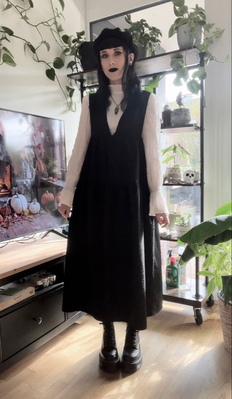 Caplet Outfits, Velvet Long Skirt Outfit, Gothic Outfit Ideas Casual, Gothic Winter Outfits Cold, Witchy Winter Outfits Cold Weather, Gothic Autumn Outfit, Black Witchy Outfits, Beginner Goth Outfits, Modest Gothic Outfits