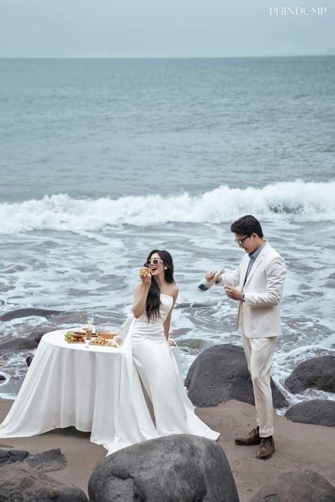 Korean Beach Wedding, Winter Prenup Photoshoot, Priweding Photos, Couple Outfits Korean, Prenup Photoshoot Ideas, Beach Wedding Photoshoot, Pre Wedding Photoshoot Theme, Photo Prewedding, Pre Wedding Photoshoot Beach