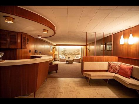 MCM basement with bar Mid Century Basement, Retro Basement, 70s House, Modern Basement, Basement Bar Designs, Luxury Bar, Mid Century Living, Mid Century Living Room, Mid Century Modern Interiors