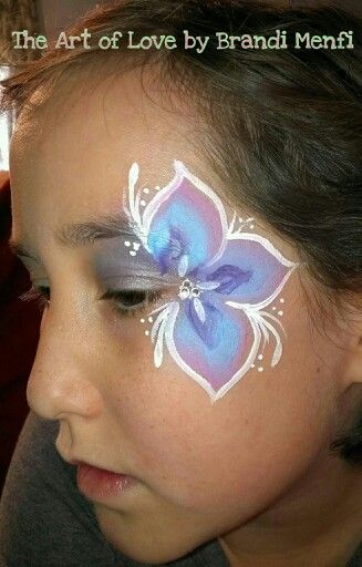 Quick & easy flower eye face painting. Put a metallic background to match the flower color before applying the one stroke flower. Kids Cupcakes, Face Painting Flowers, Eye Face Painting, Festival Face Paint, Homemade Face Paints, Split Cake, Cheek Art, Painting Faces, Face Painting Tutorials