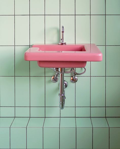 Pink Sink, Bathroom Inspiration Colors, Kitchen Splashbacks, Bad Inspiration, Hotel Project, Colour Blocking, Pink Bathroom, Green Bathroom, Interior Architect