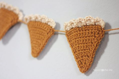 Repeat Crafter Me: Crochet Pumpkin Pie Bunting Crochet Pumpkin Pie, Crochet Cakes, Crochet Garlands, Crochet Thanksgiving, Random Crochet, Crochet Christmas Garland, Crochet Fall Decor, Crochet Pour Halloween, Thanksgiving Crochet