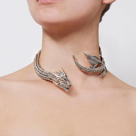 If HBO’s Game of Thrones makes you wish you were the Mother of Dragons, you can now be a step closer to your dream. Michele Clapton, costume designer for t Kalung Choker, Game Of Thrones Jewelry, Dragon Necklace, Magical Jewelry, Dragon Jewelry, Silver Dragon, A Dragon, Fantasy Jewelry, Necklace And Earrings