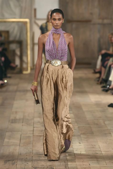 Ralph Lauren Fashion Show, Haute Couture Style, Silk Halter Top, Look Boho Chic, Spring Runway, Mode Hippie, Looks Country, Bohemian Mode, Ralph Lauren Style