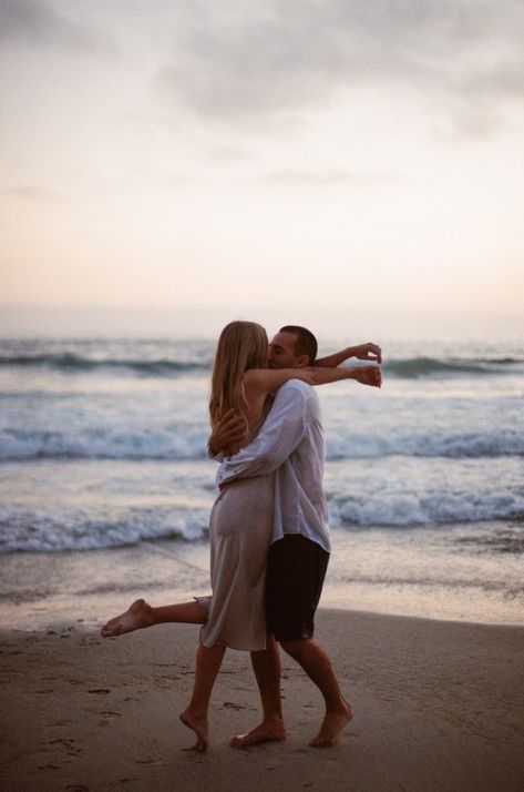 Torrey Pines Gliderport Engagement — Jess Living Photo California Photoshoot, Cool Girl Wedding, San Diego Engagement Photos, Film Engagement Photos, Candid Engagement Photos, San Diego Engagement, Living Photo, Torrey Pines, Engagement Photo Outfits