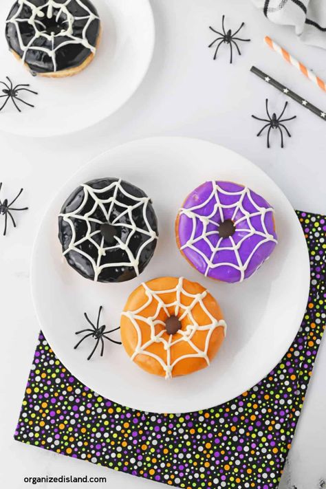 Halloween Mini Doughnuts Ideas, Donuts Decorated For Halloween, Mini Donuts For Halloween, Spooky Donut Ideas, Spider Donuts Halloween, Spider Themed Food, Halloween Donut Decorating Ideas, Halloween Donuts Ideas Easy, Donut Ideas Decoration