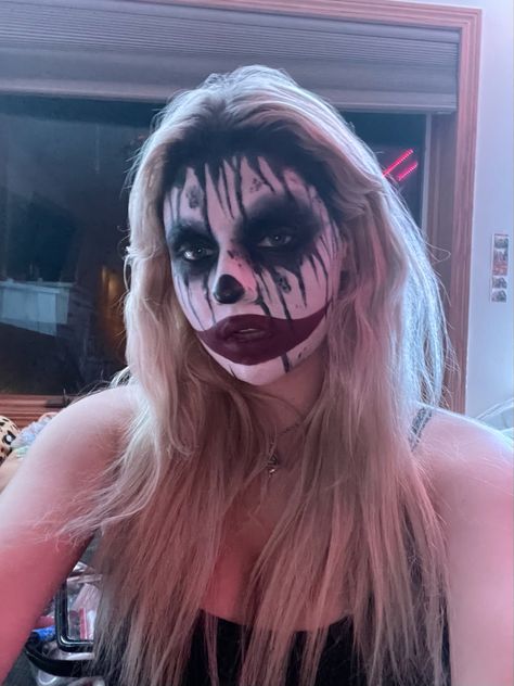 Easy Face Paint Costume Ideas, Face Paint Ideas Scary, Ghostface Makeup Halloween, Zombie Halloween Makeup Scary, Clown Makeup With Beard, Killer Clown Makeup Scary, Simple Scary Makeup, Clown Scary Makeup, Clown Makeup Women