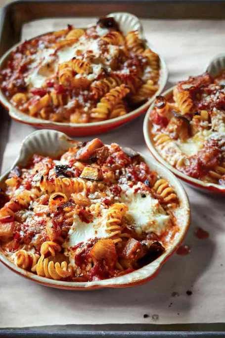 Ina Garten Recipes You Can Make Now & Freeze for Later: Baked Pasta With Tomatoes and Eggplant #inagarten #freezer #mealprep Eggplant Soup, Tomato Eggplant, Pasta And Sauce, Best Ina Garten Recipes, Pasta With Tomatoes, Bo Bun, Eggplant Recipe, Ina Garten Recipes, Baked Pasta