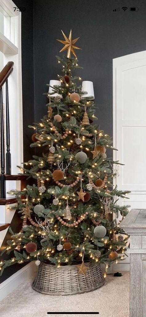 Christmas Tree Inspo, Christmas Tree Decorating Themes, Neutral Christmas Decor, Christmas Decor Inspiration, Christmas Tree Inspiration, Christmas Themes Decorations, Boho Christmas, Christmas Tree Themes, Modern Christmas