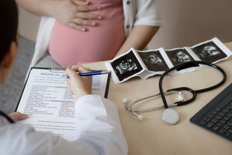 Pregnancy Development, Foto Doctor, Chances Of Pregnancy, Pregnancy Checklist, High Risk Pregnancy, Sensory Bottles, Prenatal Care, Obstetrics And Gynaecology, Medical Tourism