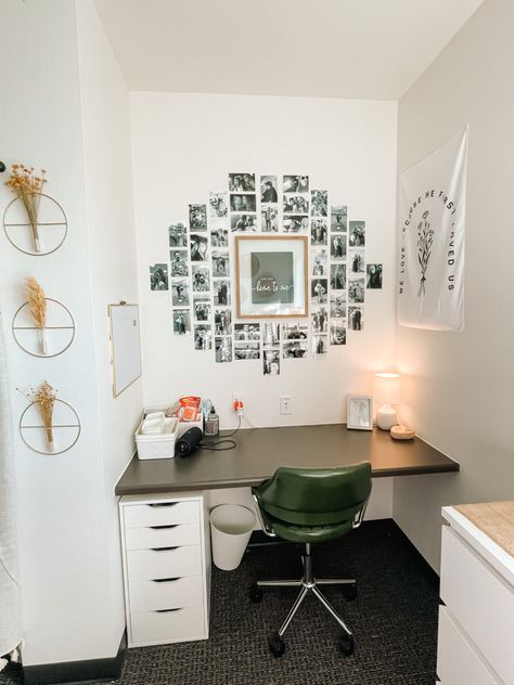 Apartment Room Asthetics, Gcu Apartment Room Ideas, Gcu Apartment Ideas, Gcu Apartment, Gcu Dorm, College Apartment Inspiration, College Apartment Bedroom Decor, Appartement Decor, Apartment Desk