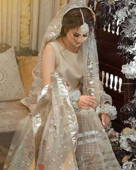 Simple Bridal Dresses Pakistani, Wedding Dulhan Pose, Dupatta Setting, Nikah Dress, Desi Wedding Dresses, Womens Trendy Dresses, Bridal Poses, Bridal Dress Fashion, Pakistani Bridal Dresses