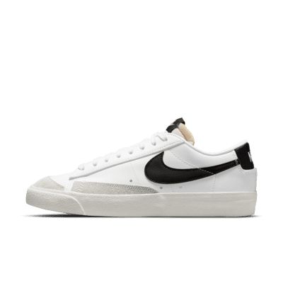 Blazers Nike, Blazer Shoes, Nike Blazer Low 77, Nike Products, Nike Blazers, Nike Blazer Low, Black Nike Shoes, Old School Style, Men Nike