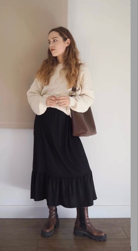 Dark Maxi Skirt Outfit, Brown Tiered Skirt Outfit, Black Tiered Midi Skirt Outfit, Tiered Skirt Outfit Winter, Winter Tiered Skirt, Maxi Skirt Autumn Outfit, Autumn Maxi Skirt Outfit, Cold Weather Skirt Outfits, Maxi Skirt Oversized Sweater