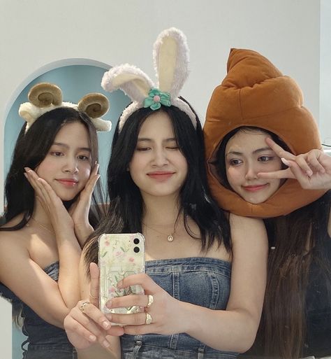 Korean PhotoBooth photo idea with friends cute pose trio Muay Thai Girl, Korean Photobooth, Photobox Pose, Trio Friends, Rabbit Headband, Friends Pose, Cute Friend Poses, Travel With Friends, Thai Boy