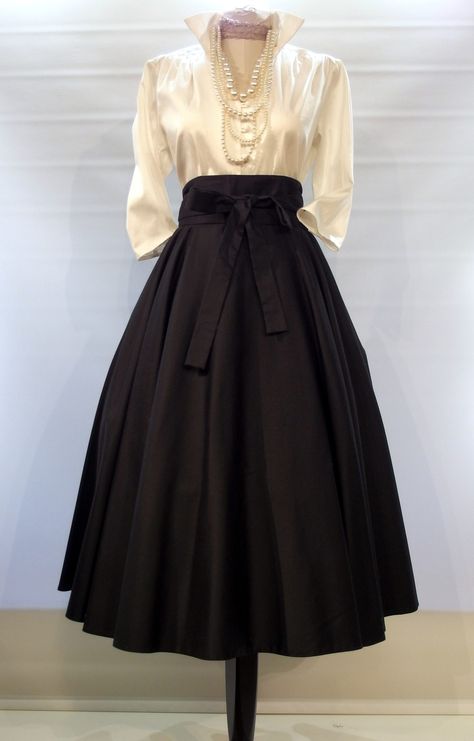 BACALL BLOUSE WITH CIRCLE SKIRT Vintage Dress Outfit, Black Skirt Outfits, Type Of Content, Bridesmaid Skirts, Classy Skirts, Casual Chic Outfits, Black Dresses Classy, Mob Dresses, Stylish Party Dresses