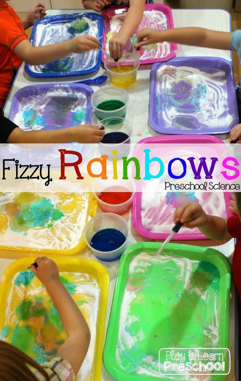 Fizzy Rainbows - 2 ingredient kitchen science experiment for preschoolers.  I'm going to use this tonight to keep the kids busy while I cook dinner!  |Play to Learn Preschool| Experiment For Preschoolers, Rainbow Science, Kitchen Science Experiments, Play Preschool, Preschool Weather, Kitchen Science, Rainbow Activities, Science Week, Preschool Science Activities