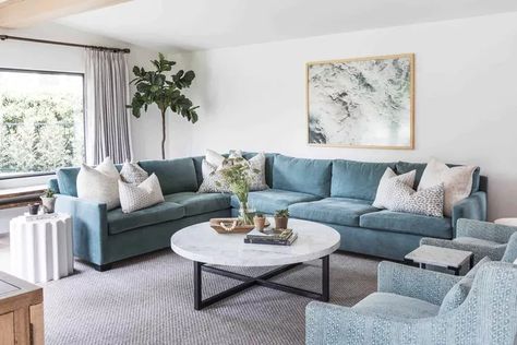 Beachy Living Room Ideas, Teal Sofa Living Room, Calm Living Room, Coastal Family Rooms, Teal Couch, Beachy Living Room, Mindy Gayer Design, Havenly Living Room, Teal Living Rooms