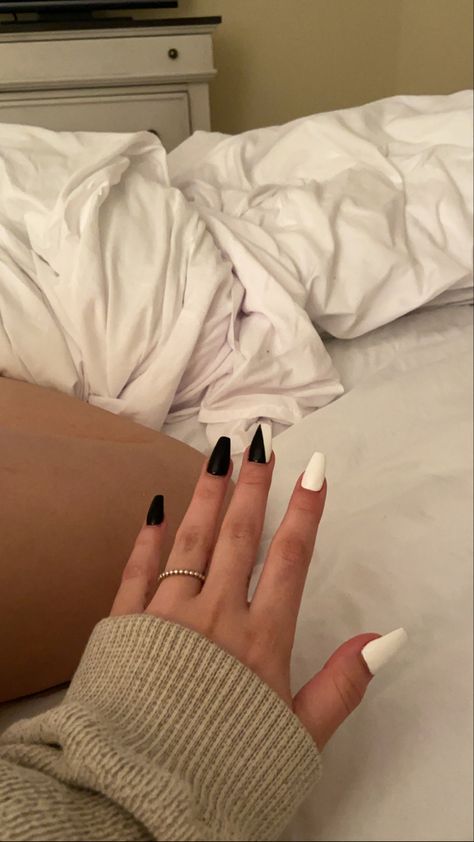 Cute Simple Black And White Nails, Coffin Shape Nails Black And White, Acrylic Nails Ideas Black And White, Black And White Nails Acrylic Coffin, Acrylic Nails Coffin Black And White, B&w Nails Aesthetic, Black And White Split Nails, Black Nails With White Design Simple, Med Acrylic Nails Coffin