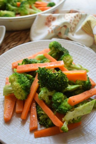 Butter Sautéed Broccoli & Carrots - Julia's Cuisine Sauteed Broccoli, Butter Broccoli, Broccoli And Carrots, Carrot Dishes, Carrots Side Dish, Broccoli Side Dish, Broccoli Sauteed, Broccoli And Potatoes, Carrot Salad Recipes