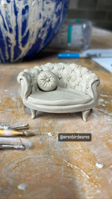 Highschool Pottery Projects, Ceramic Room Ideas, Cute Clay Room Decor, Sculpting Ideas For Beginners, Small Clay Projects Aesthetic, Ceramic Sculpture Ideas Creative, Functional Ceramics Projects, Spoon Rest Diy, Ceramic Ideas Projects