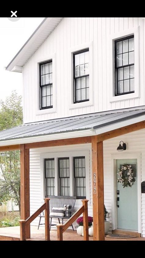 White Farmhouse Exterior, Farmhouse Porch Decor, Porch Styles, Farmhouse Exterior Design, Farmhouse Porch, Casa Exterior, Modern Farmhouse Exterior, White Windows, Black Windows