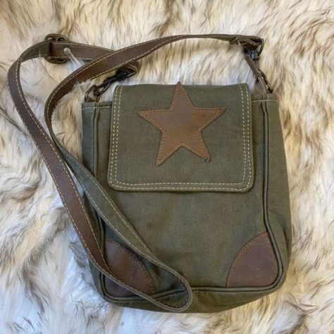 Star Crossbody Bag, Messager Bags Aesthetic, Bags Grunge, Grunge Bags, Star Bags, Messager Bag, Military Clothes, Cool Bags, Star Bag