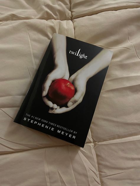 Twilight Book, Stephenie Meyer, Unread Books, I Love Reading, Dessin Adorable, The Twilight Saga, Twilight Saga, Book Girl, Books To Buy