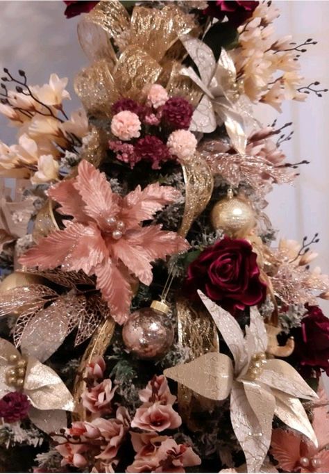 Christmas Tree Roses, Diy Christmas Trees, Pink Christmas Tree Decorations, Rose Gold Christmas Tree, Appetizers Christmas, Floral Christmas Tree, Pretty Christmas Decorations, Christmas Tree Decorating Themes, Tree Themes