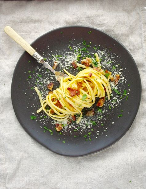 spaghetti carbonara Carbonara Plating, Pasta A La Carbonara, Cold Pasta Dishes, Plating Food, Vegetarian Pasta Dishes, Gourmet Food Plating, Food Plating Techniques, Spaghetti Alla Carbonara, Plating Techniques