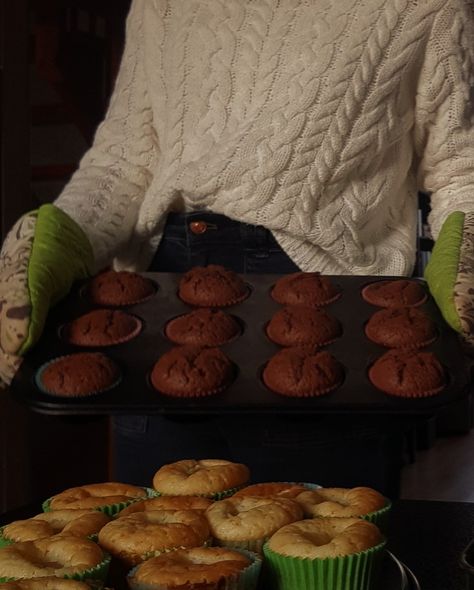 Baked Good Aesthetic, Great British Bake Off Aesthetic, Cooking And Baking Aesthetic, Hobbit Lifestyle, Cottagecore Baking, Dark Academia Fall, Traditional Lifestyle, Aesthetic Baking, Muffins Chocolate