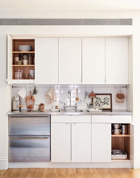 Trending on Remodelista: 5 Secrets to an Organized Kitchen - Gardenista Small Basement Kitchen, Brooklyn Kitchen, Kitchen Bar Design, Basement Kitchen, Decor Studio, Small Basements, Hemnes, Design Seeds, Natural Home Decor