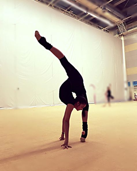 Rythmic Gymnastic Training, Ritmic Gymnastic, Yoga Health Benefits, Rhythmic Gymnastics Training, Dance Motivation, Gymnastics Tricks, Gymnastics Flexibility, Flexibility Dance, Ballet Academy