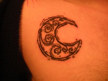 25 Half and Full Moon Tattoo Designs and Meanings Henna Moon Design, Henna Moon, Henne Tattoo, Spiral Tattoos, Small Moon Tattoos, Mandala Hand Tattoos, Full Moon Tattoo, Celestial Tattoo, Henna Inspired Tattoos