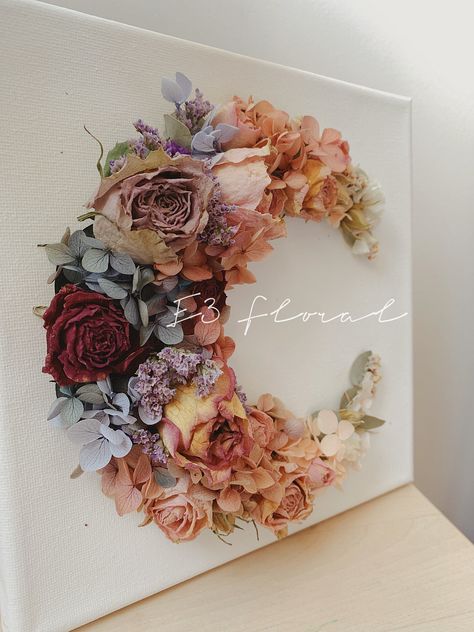 Dried flowers on a canvas, suitable for home and holiday decoration. Wall and desk decoration ideas.  A great personal gift. Design and handmade in Australia.  The key dried / preserved flowers include: Roses (different sizes), eucalyptus, hydrangeas and more.  If you live within roughly 10km of Epping NSW, please have a chat with us before placing your order. A discounted shipping rate will apply. Please note that this is a handmade product, each of them is unique! The product might be slightly Dried Flowers On Canvas Wall Art, Dried Flower Canvas, Dry Arrangements Ideas, Dried Flowers On Canvas, Desk Decoration Ideas, Resin Workshop, Pressed Flowers Diy, Flower Canvas Art, Flower Shadow Box