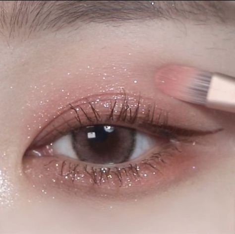 Eye Makeup Glitter, Concert Makeup, Cute Eye Makeup, Pink Eye Makeup, Doll Eye Makeup, Korean Eye Makeup, Swag Makeup, Glitter Eye Makeup, Ethereal Makeup