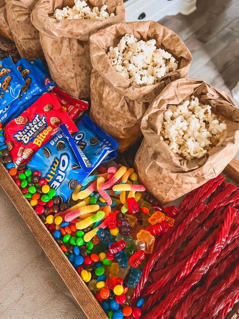 Popcorn board with candy and popcorn. Movie Night Board, Popcorn Board, Movie Night Sleepover, Movie Night Party Ideas, Birthday Movie Night, Night Party Ideas, Girls Night Movies, Sleepover Snacks, Movie Night Food