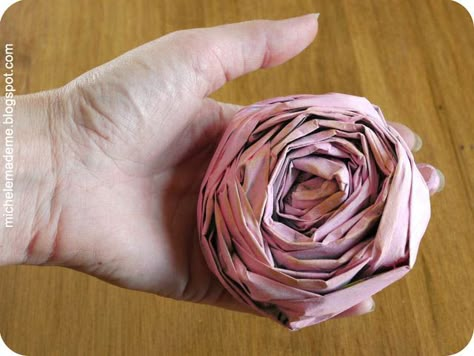 michele made me: Reader Question: How Do You Make Your Newspaper Roses? Newspaper Roses, Newspaper Flowers, Diy Newspaper, Diy Fleur, Rose Tutorial, Crafts From Recycled Materials, Newspaper Crafts, Rose Wreath, Craft Blog