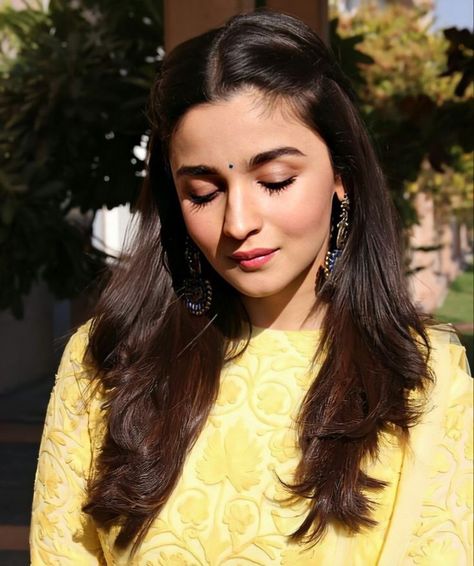 Alia Bhatt Hairstyles, Hair Style On Saree, Saree Hairstyles, Engagement Hairstyles, Traditional Hairstyle, Extension Hair, Indian Wedding Hairstyles, Ethnic Hairstyles, Open Hairstyles